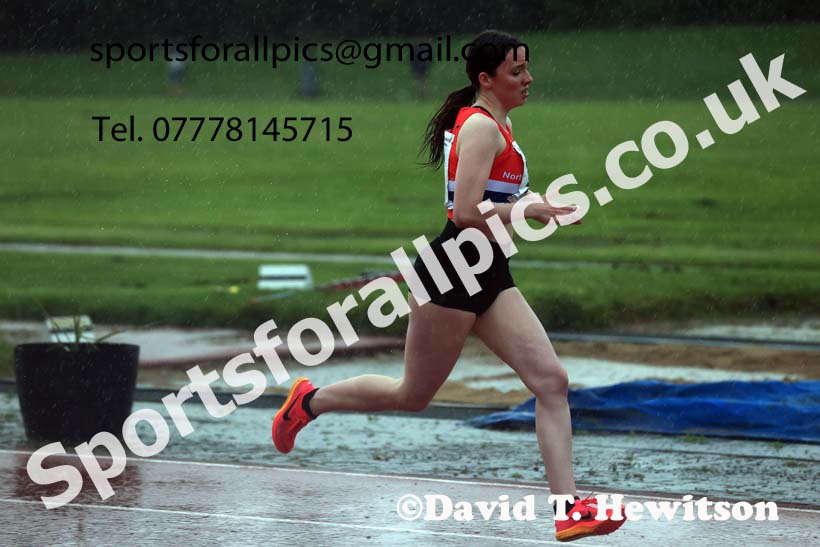 The Jimmy Hedley 800 metres on a very wet Wednesday evening, May 29th, NEGP 2, Monkton Stadium.  Photo: David T. Hewitson/Sports for All Pics